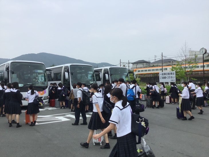 3年生 修学旅行出発（1～5組）｜お知らせ｜皇學館高等学校